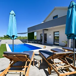  Ferienhaus Luxurious Natali